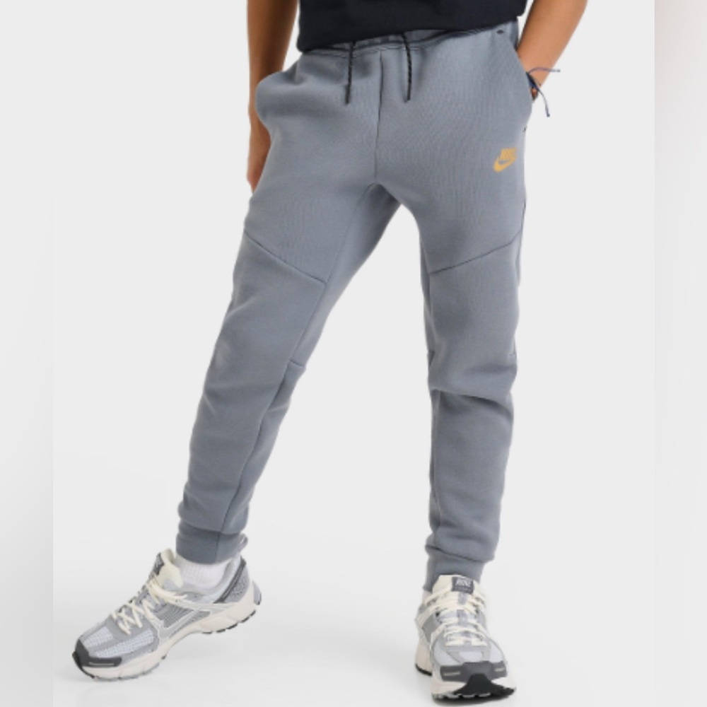 Nike Tech kids jogger size Large